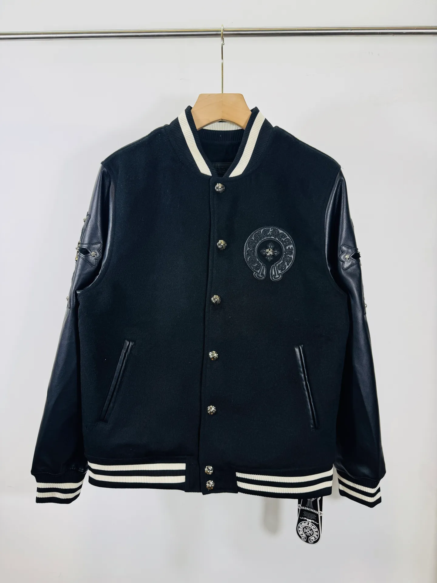 P520 top version 🐮 Real shot without P, ​​different from market products] Chrome Hearts 🍁Winter clothing is coming🍁 Sanskrit cross woolen leather sleeves spliced ​​baseball embroidered cotton jacket, heavy embroidery ➕ special craftsmanship of double sleeve splicing, counter synchronization, heavy industry! ! Customized version of thickened woolen fabric, silk lining, customized version of hardware, not the ordinary version on the market! Color: Black Red Code: S, M, L, XL